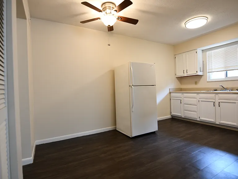1251 Summit St — Photo 3
