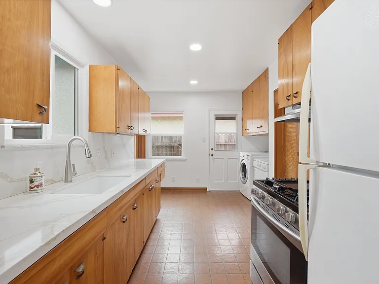 1326 Gates Ave — Photo 5
