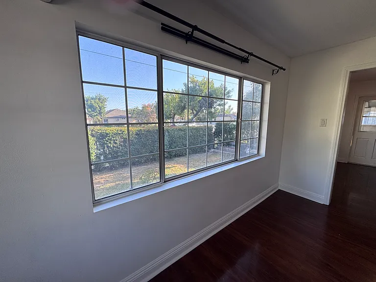 1713 W Victory Blvd #1713 — Photo 6