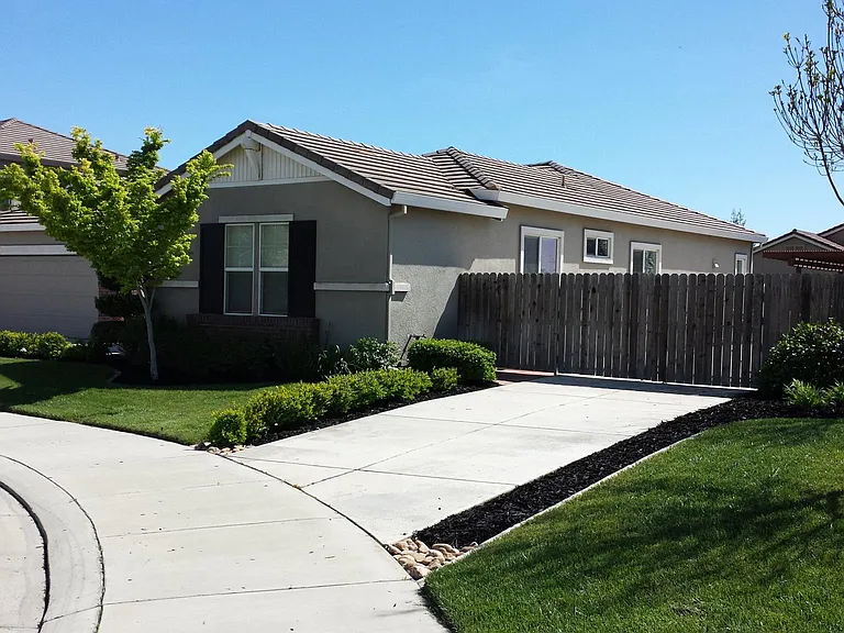 690 Bodeson Ct — Photo 3