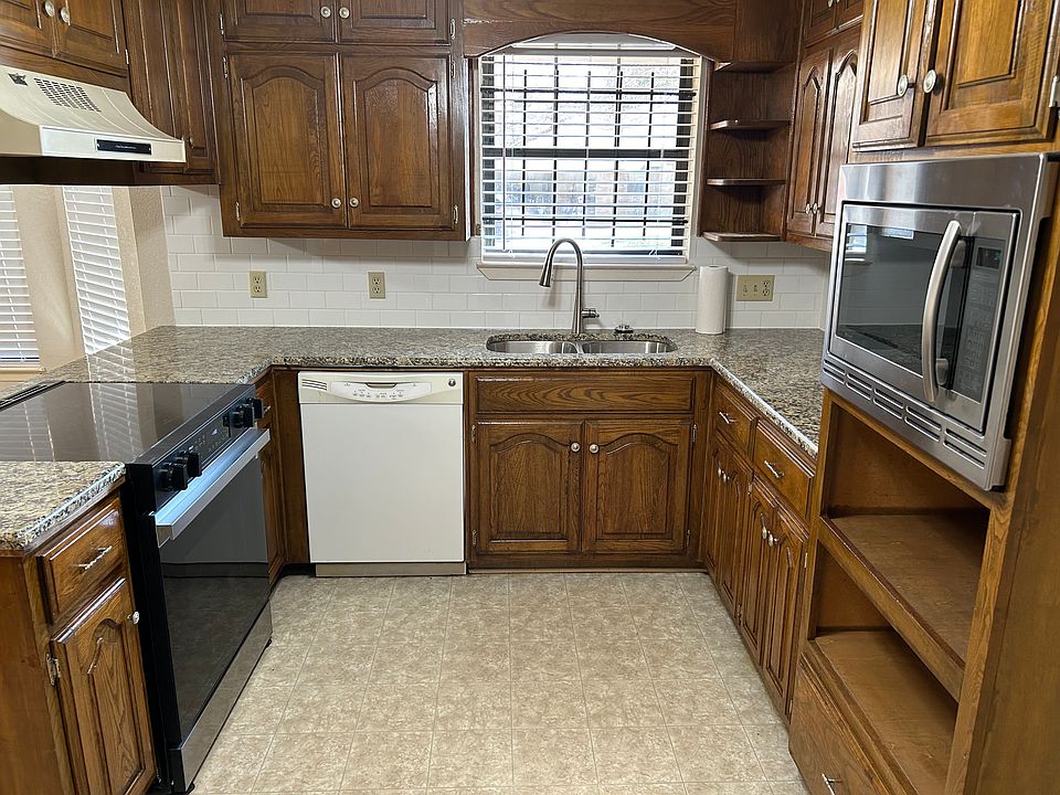 2nd image of 204 Thompson Cir