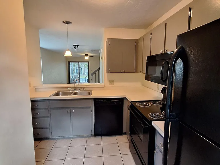 6111 SW 8th Pl — Photo 5