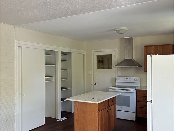 3rd image of 3253 Oswego Rd