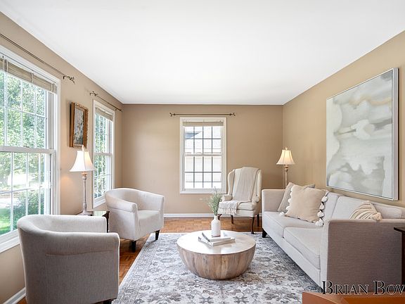 2nd image of 6027 Meadowlark St NE