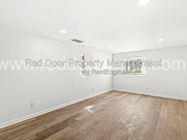 1037 W 30th St — Photo 17