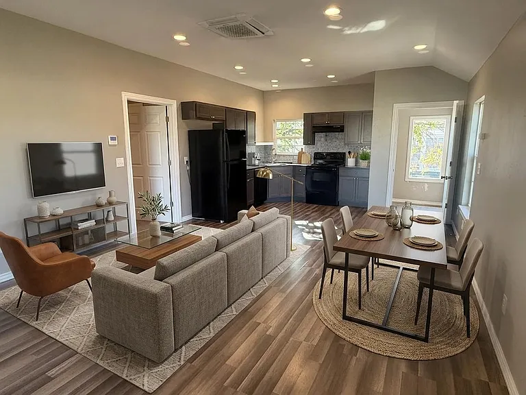 2225 N Gatewood Ave #B — Photo 1
