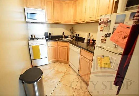 4th image of 42 W 69th St APT 1a