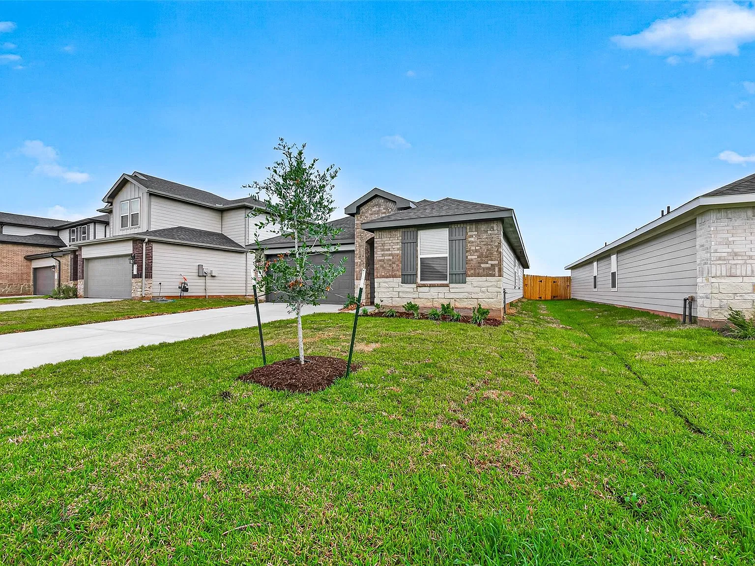 3 bed, 2.0 bath, 1595 sqft, $2,095 — Photo 2