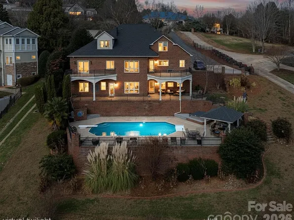 121 Pleasant Pointe Dr, Hickory, NC 28601