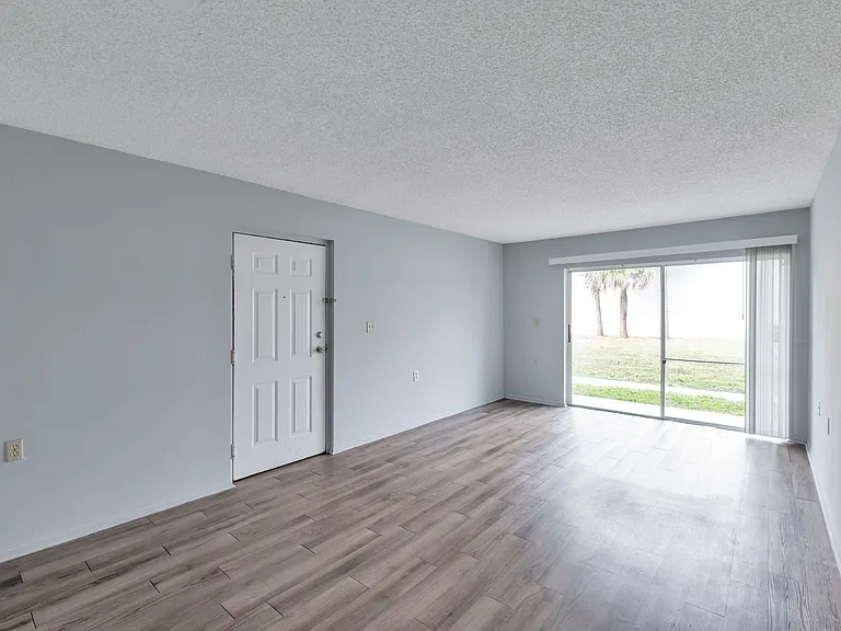 1153 Lake Victoria Dr #I — Photo 9