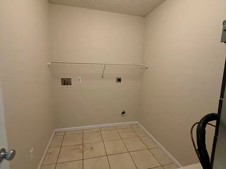 101 Talbot Ct — Photo 37