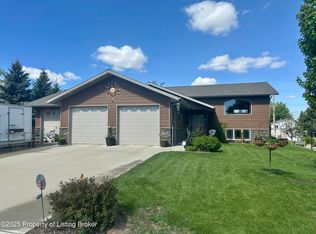 566 1st Ave SE, Dickinson, ND 58601