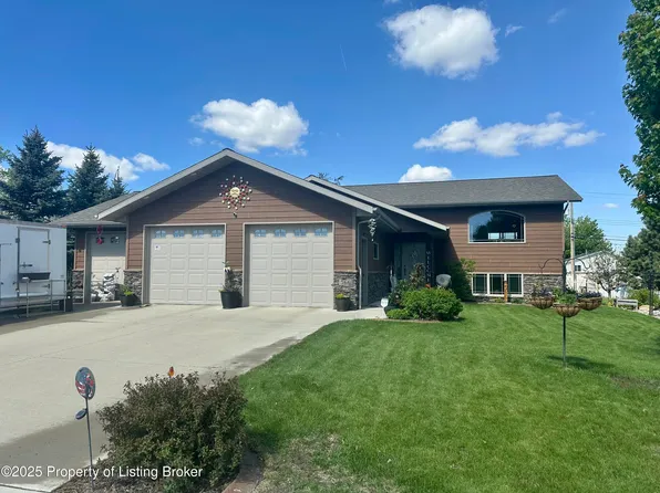 566 1st Ave SE, Dickinson, ND 58601