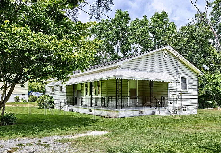 105 Truman St — Photo 3
