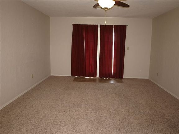 3rd image of 606 SW 62nd St
