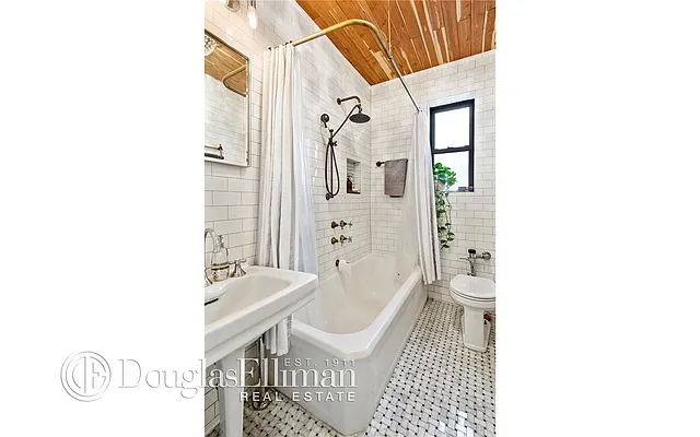 Sold by Douglas Elliman | media 21