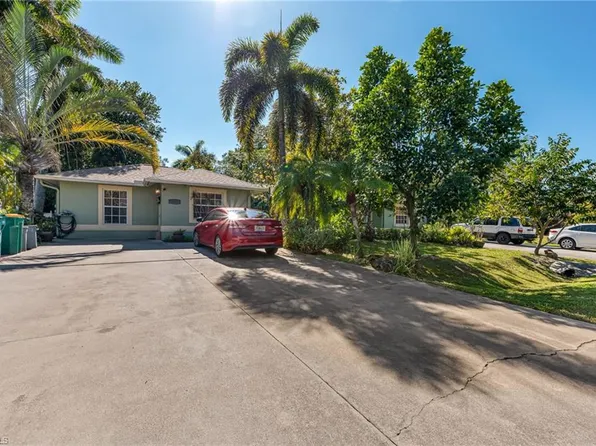 724 Pine Cone LN, NAPLES, FL 34104