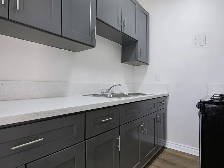 Beautiful Newly Renovated Apartment in Koreatown — Photo 17