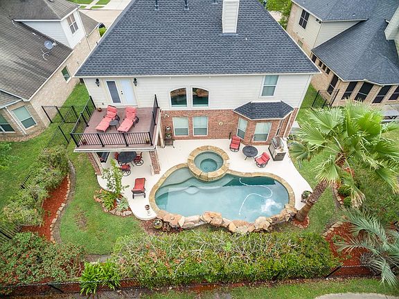 Wow! Stunning swimming pool and spa and mature vegetation. Exceptional views overlooking the pool will help transform this backyard into a frequent gathering space.