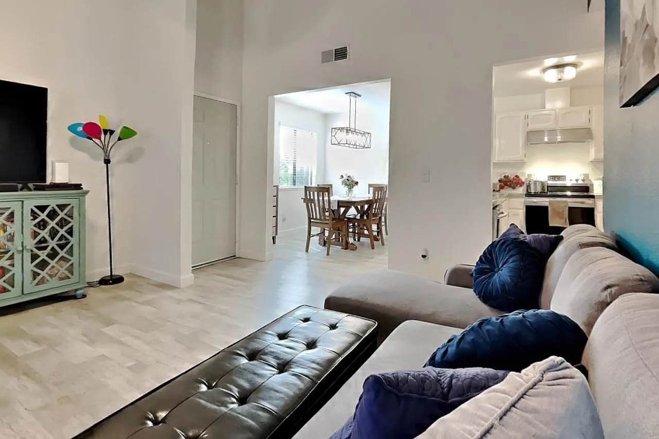 3400 Sullivan Ct — Photo 4