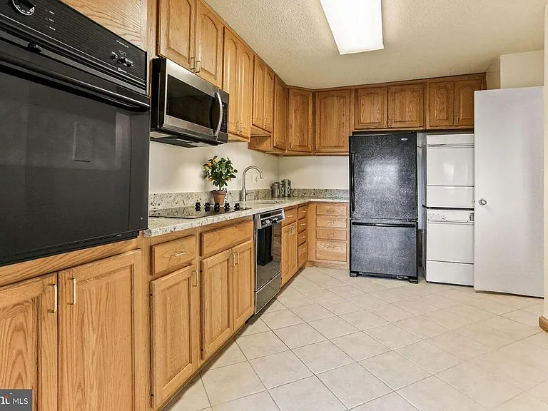8370 Greensboro Dr #1010 — Photo 7