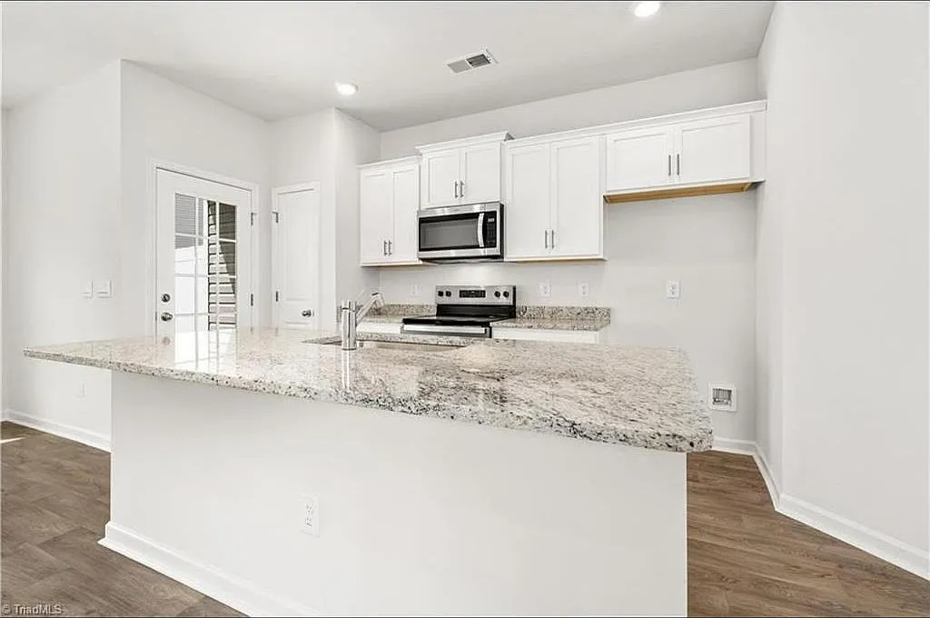 3 bed, 2.5 bath, 1429 sqft, $1,800 — Photo 3