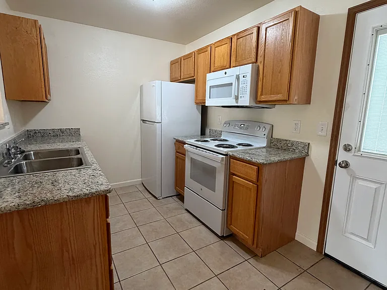 1418 Greensboro Dr — Photo 3
