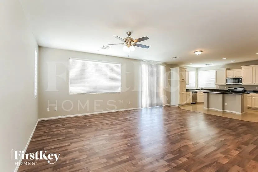 4 bed, 2.5 bath, 2708 sqft, $2,380 — Photo 4