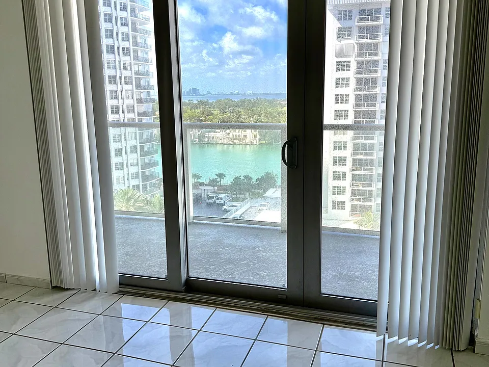5701 Collins Ave #1011