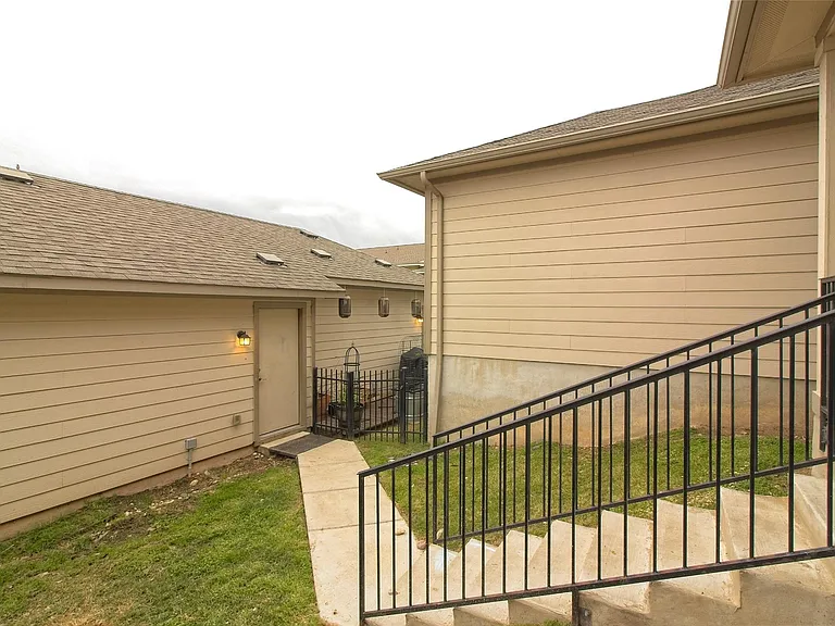315 N Heatherwilde Blvd — Photo 26