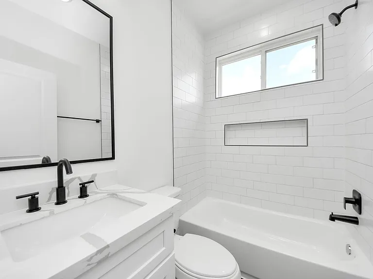 2424 Harrington St — Photo 14