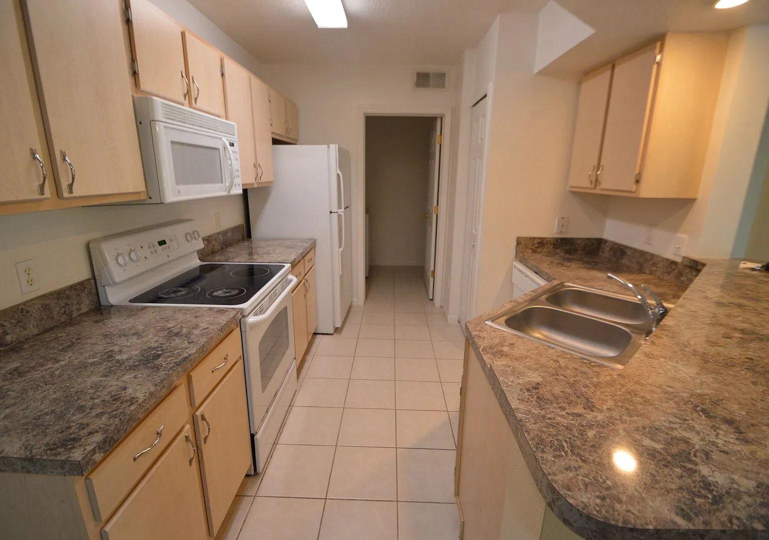 Waterford Lakes - Convenient To Ucf, 3rd Floor Available Now! — Photo 3