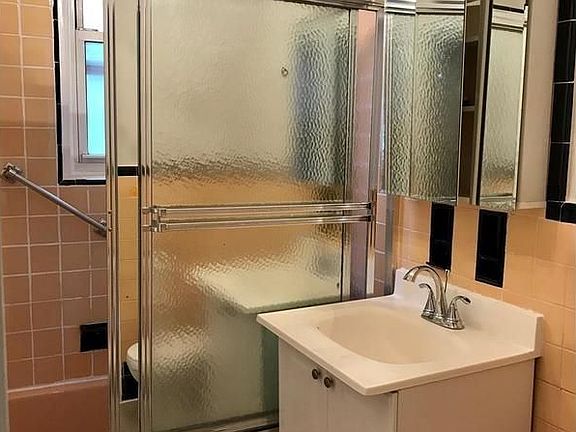 4th image of 868 E 7th St APT 5-A