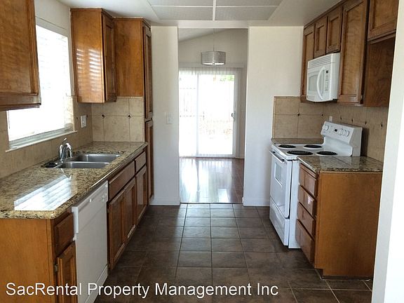 3rd image of 43 Suntrail Cir