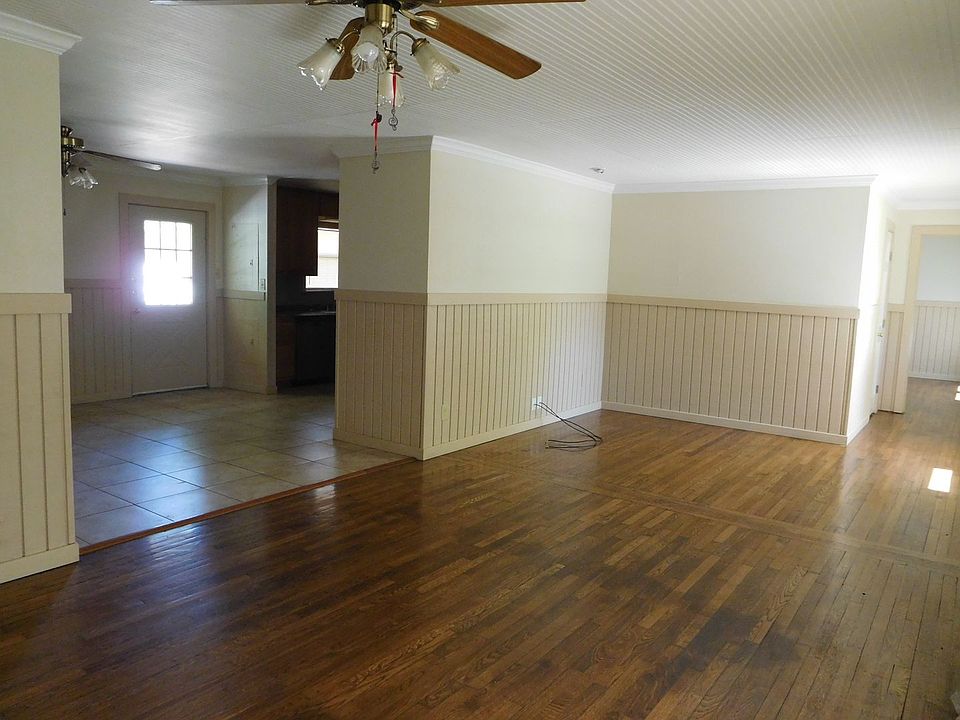 2nd image of 2001 Pecan St