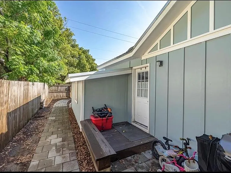 2329 Reynolds St — Photo 25