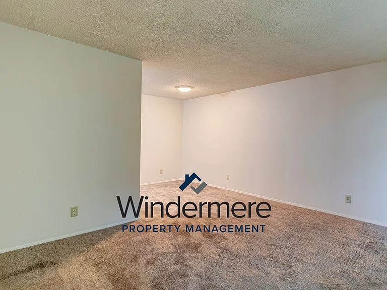M0646-Prairie Village - 304 N. Main St — Photo 5