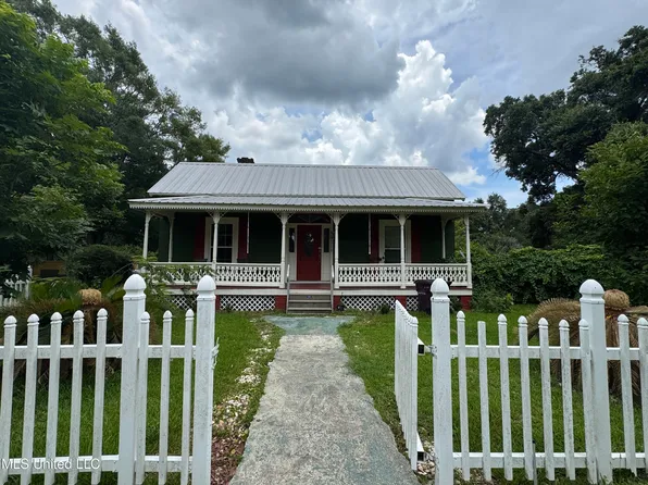 4700 2nd St, Moss Point, MS 39563