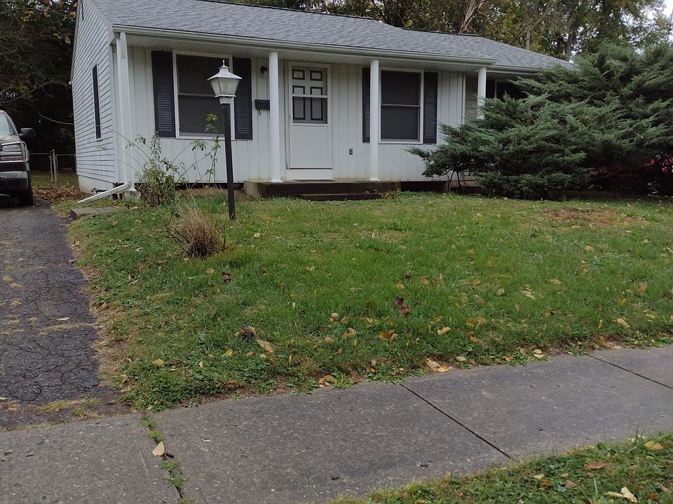 Front of Home showing driveway, facing South West
