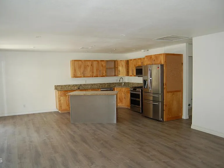 896 Creekside Cir — Photo 4
