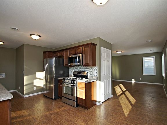 3rd image of 1075 Jessamine Ave E
