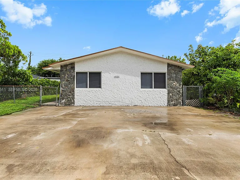 6121 SW 40th Ct #A — Photo 1