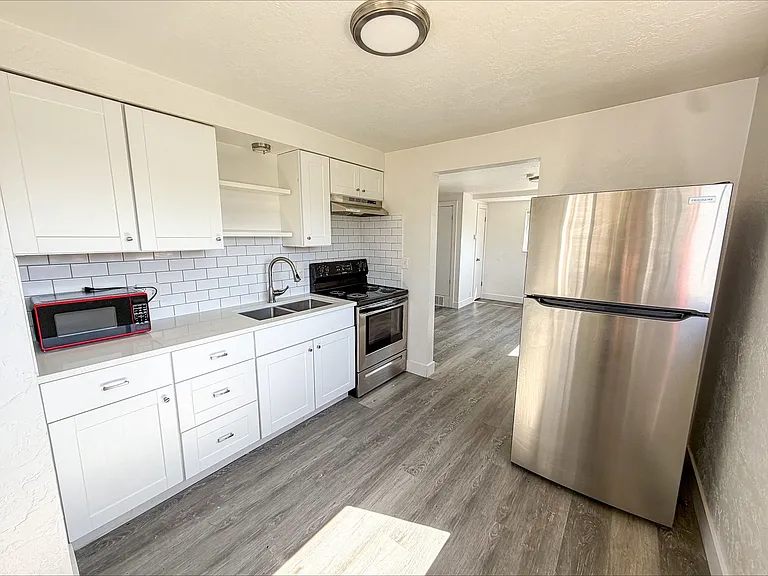 2560 Adams Ave — Photo 2