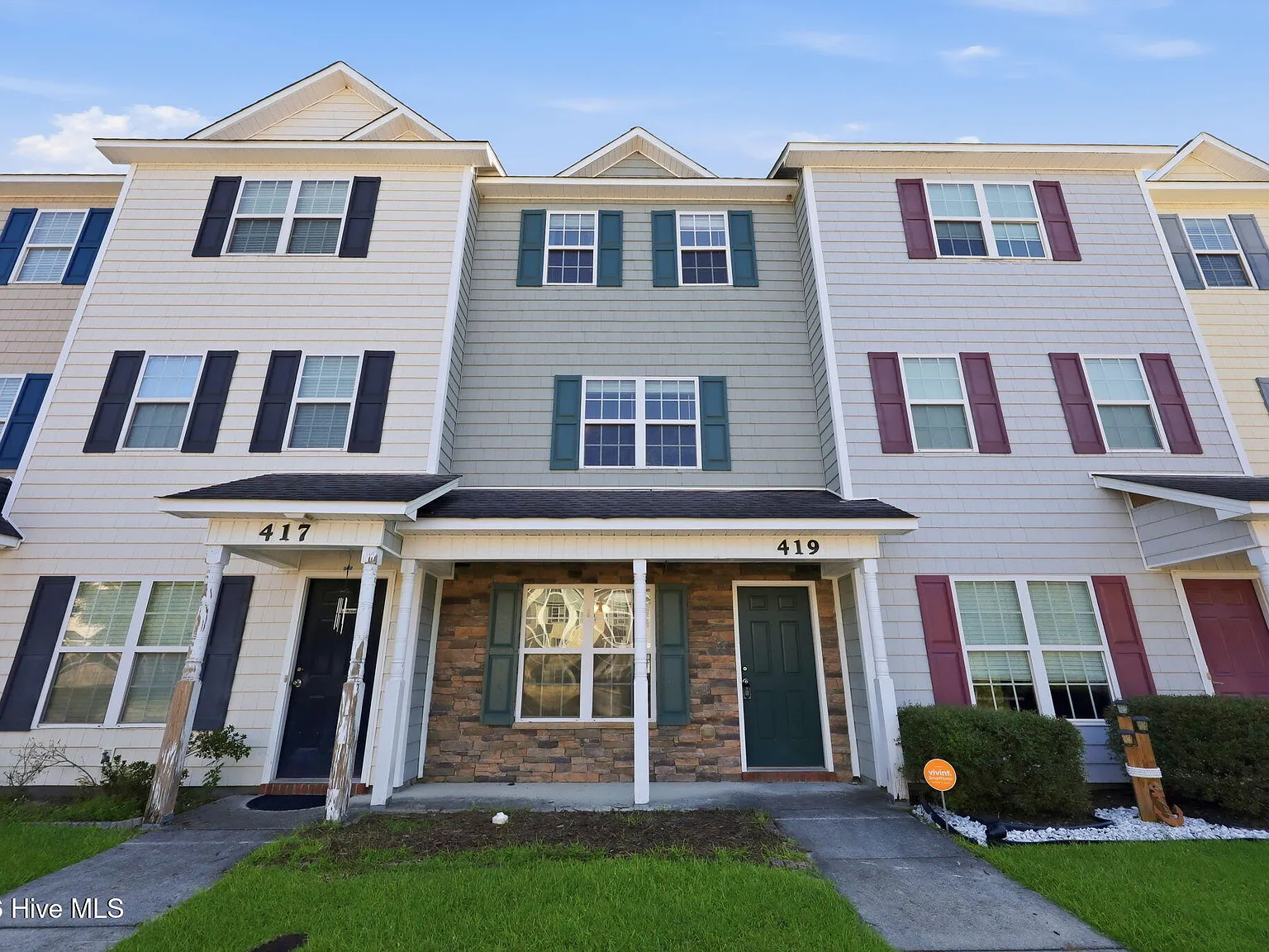 3 bed, 2.5 bath, 1560 sqft, $1,450 — Photo 1