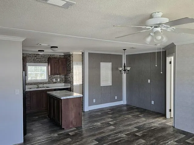 3 bed, 2.0 bath, 1040 sqft, $1,660 — Photo 3