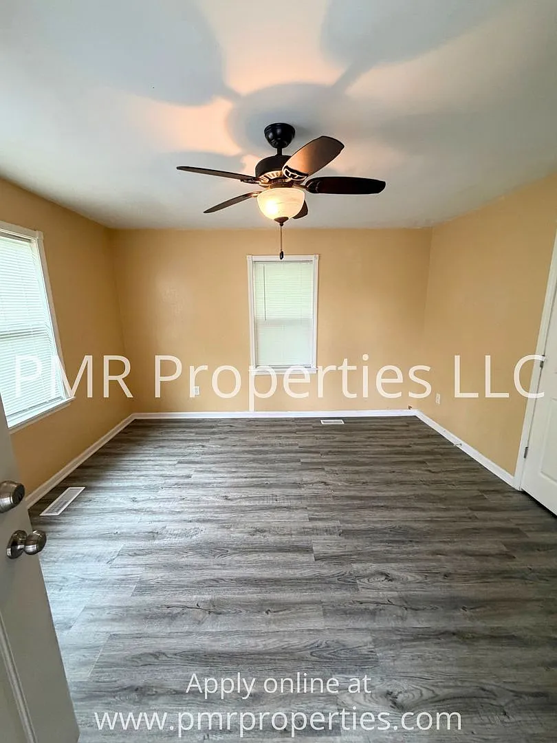 2 Bedrooms / 1 Bathroom House — Photo 2
