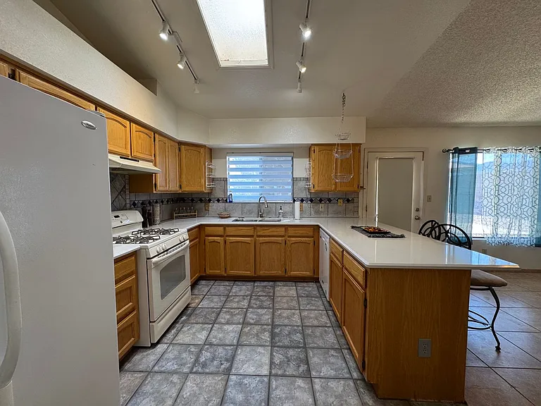 2660 Ridge Crest St — Photo 4