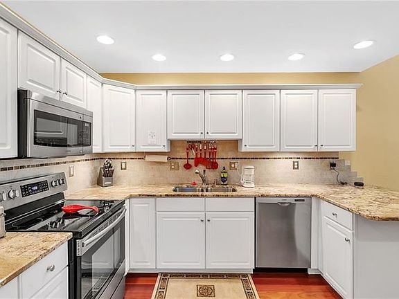 3rd image of 23 Lakeridge Dr