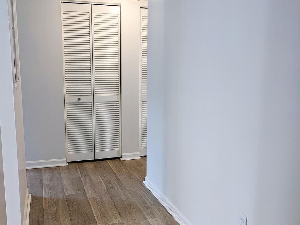 1st image of 905 Peacock Pl