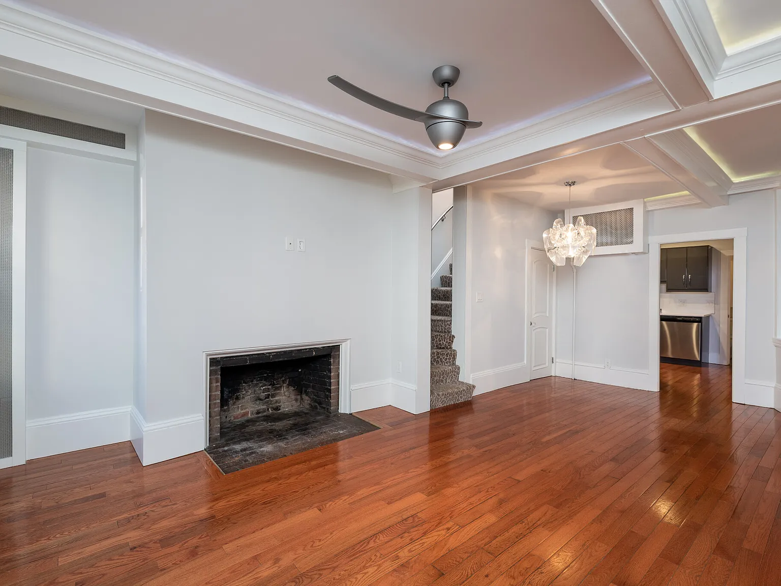 2 bed, 800 sqft, $4,200 — Photo 2